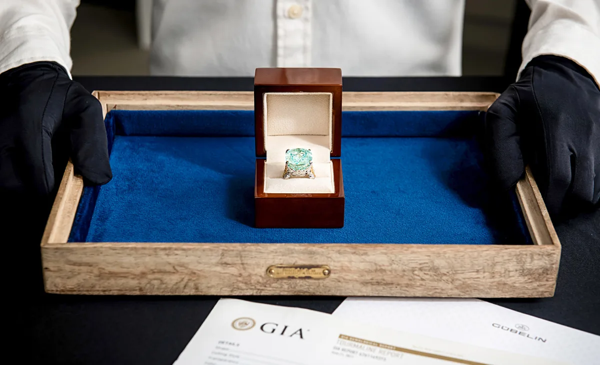 Bespoke Step 4｜Artisanal Craftsmanship & Precision Setting