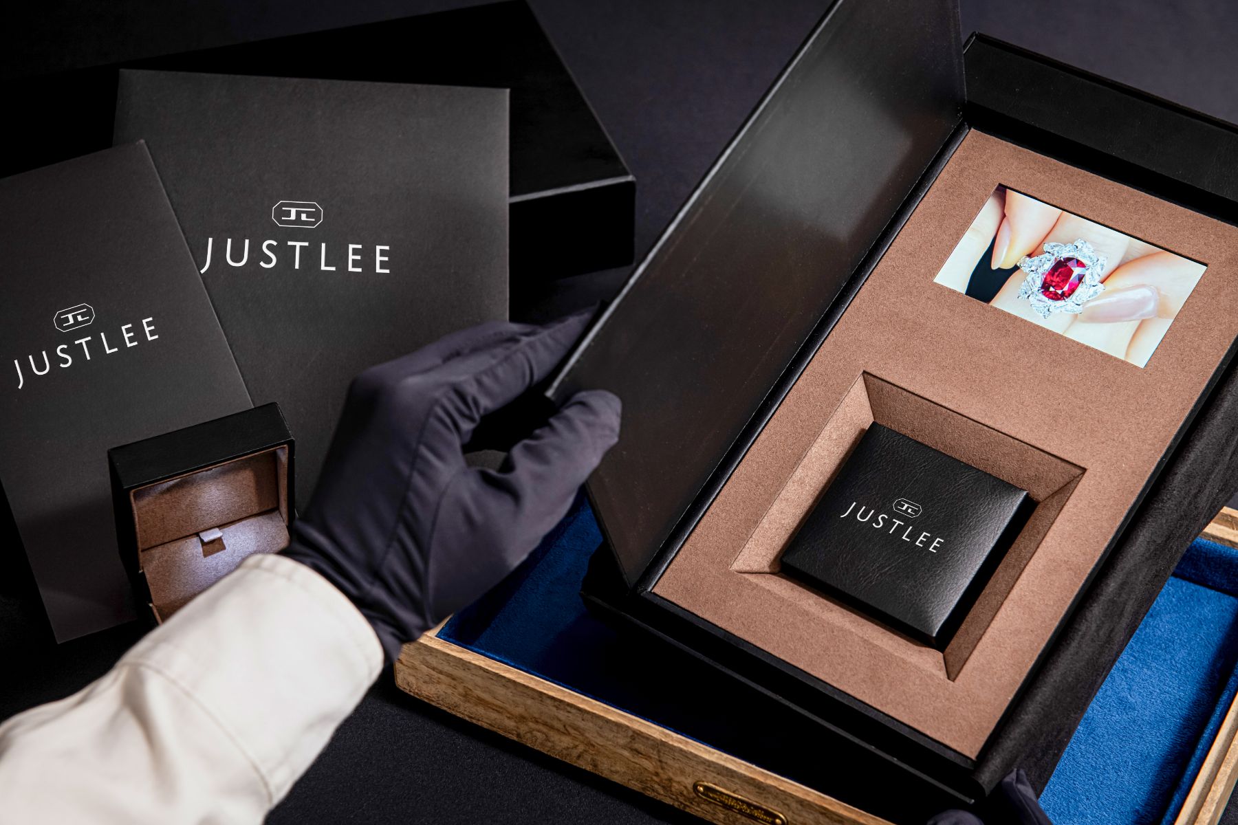 The JUSTLEE Legacy Capsule, honored with the 21st National Brand Yushan Award — combining collector-grade jewelry with private interview recordings for cross-generational legacy