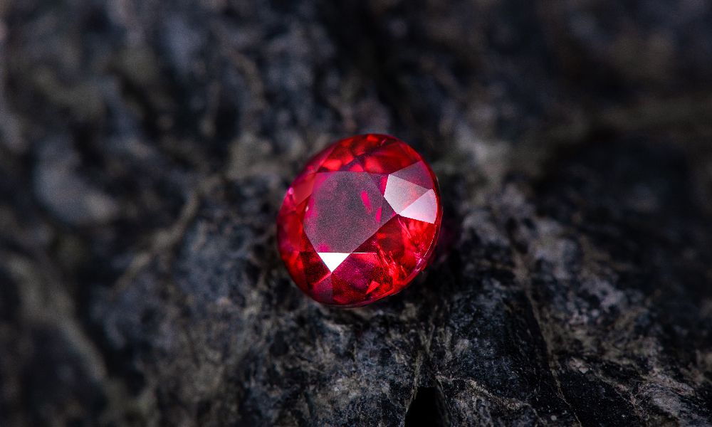 英：JUSTLEE unheated Pigeon Blood Ruby meeting GRS colour grading standards, with no indications of heating — the gemstone selection foundation of the Legacy Capsule