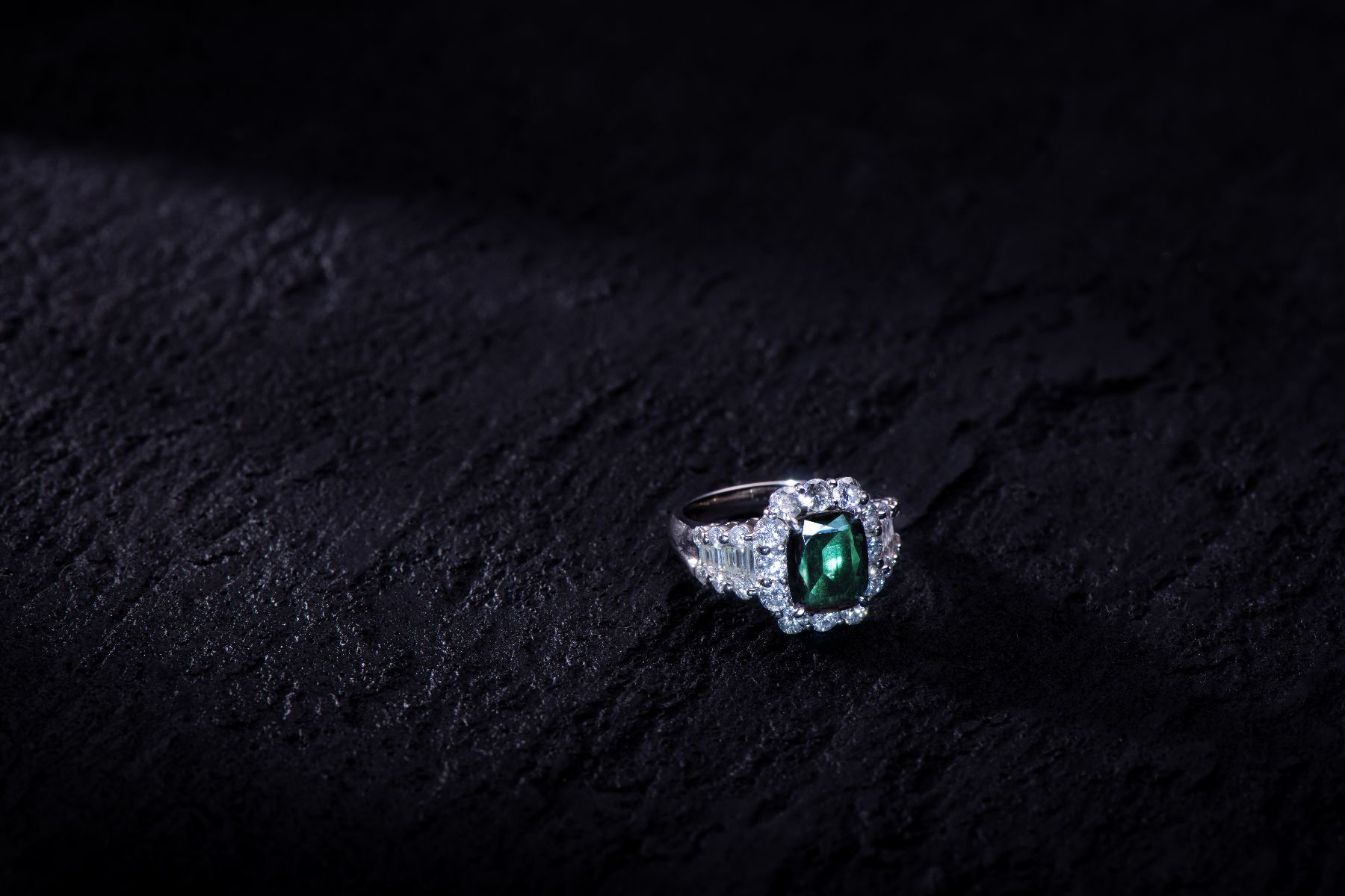 JUSTLEE Luminous Collection — Brazilian Alexandrite ring displaying bluish-green colour change in daylight, certified by Gübelin Gem Lab and GIA
