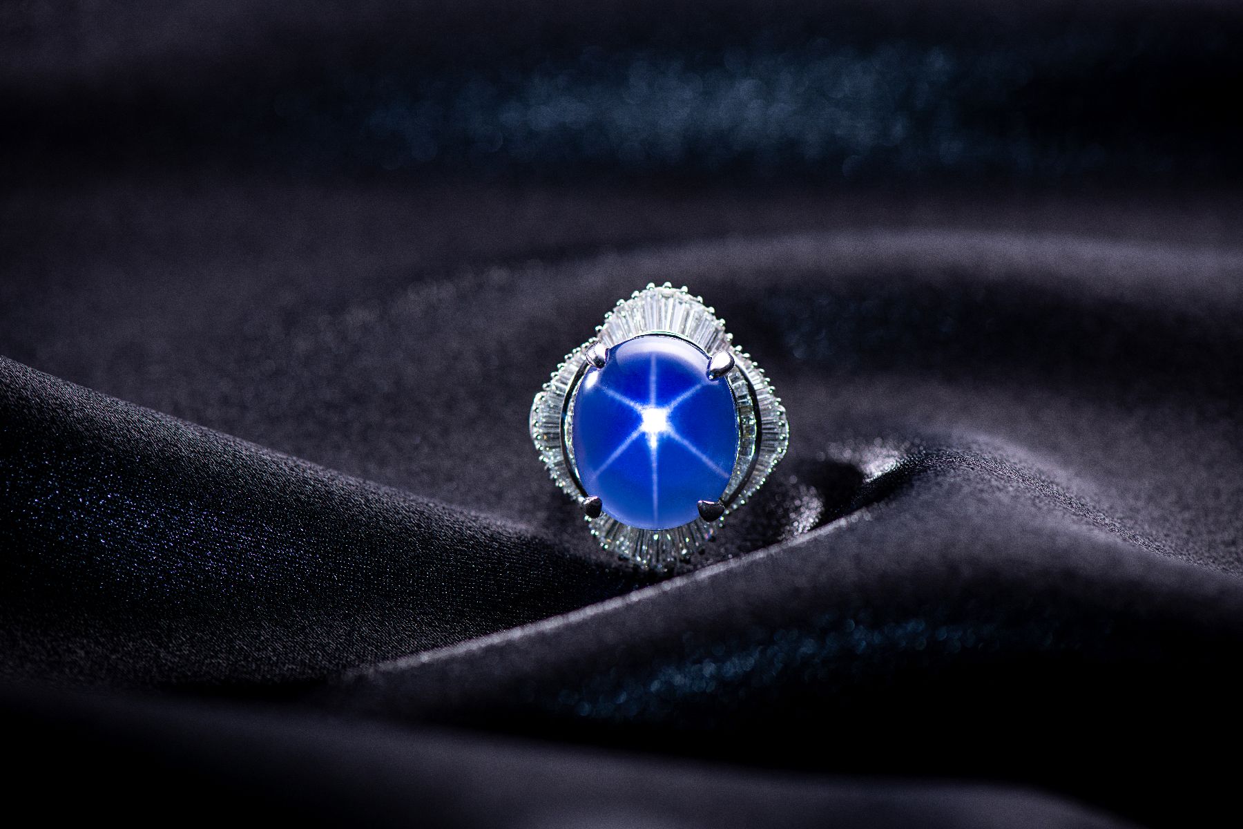 JUSTLEE 精選珍作：星光藍寶石（Star Sapphire），silk inclusions 形成六芒星光學效應，同時具備變色特性