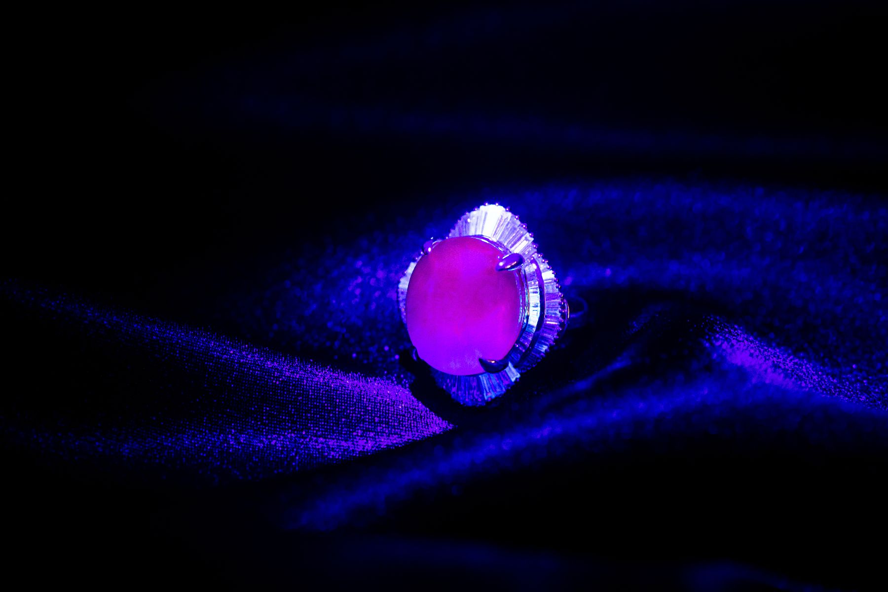 JUSTLEE Star Series — Natural Color-Changing Star Sapphire displaying purple-pink colour shift under incandescent light